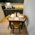 Cozy Brudet Old Town 1st Floor Ac Апартаменты *